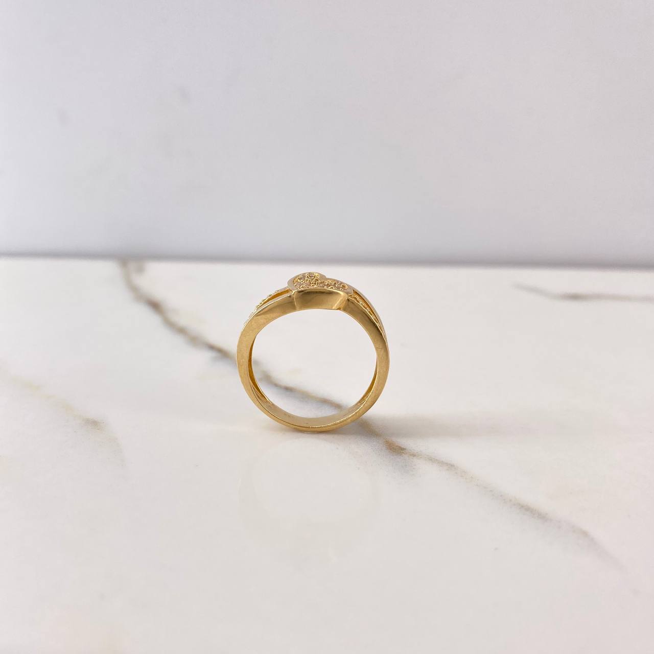 Anillo Corazon Lineas Cruzadas 4.1gr / T7 1/4 / Circones Blancos Oro Amarillo $