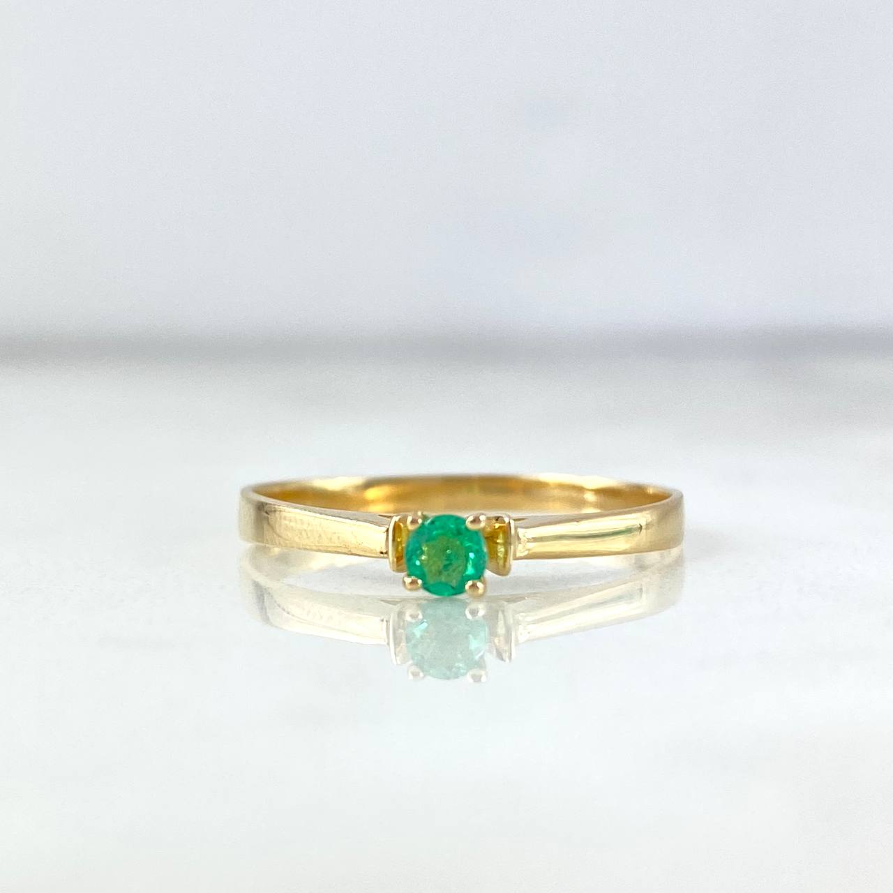 Anillo Solitario Arco en V 1.45gr / T7 3/4 / Esmeralda 11pts Oro Amarillo (Joya)