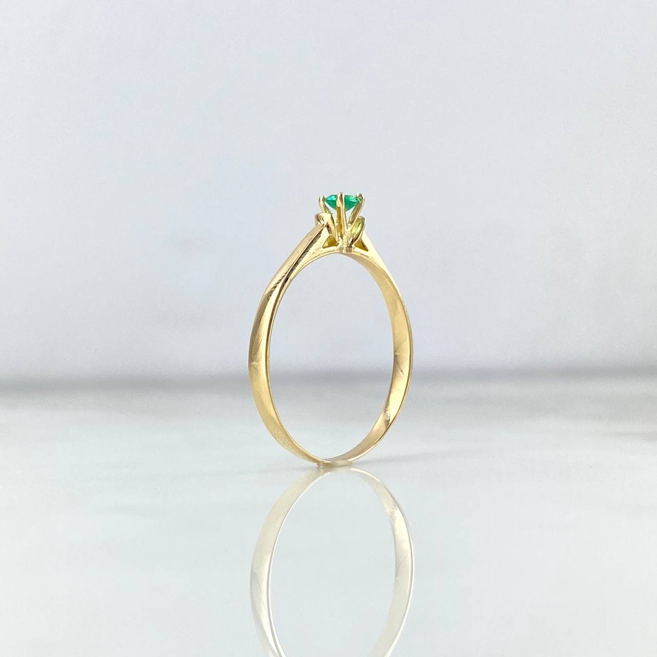 Anillo Solitario Arco en V 1.45gr / T7 3/4 / Esmeralda 11pts Oro Amarillo (Joya)