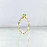 Anillo Solitario Arco en V 1.45gr / T7 3/4 / Esmeralda 11pts Oro Amarillo (Joya)