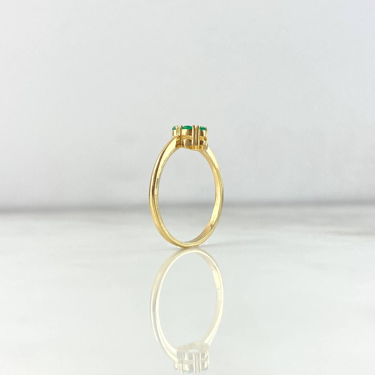 Anillo Solitario Flor 2.15gr / T7 / Esmeraldas 30pts Oro Amarillo (Joya)