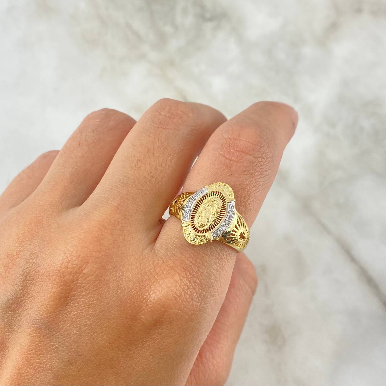 Anillo Virgen Guadalupe 3.45gr / T6 3/4 / Circones Blancos Oro Amarillo ©