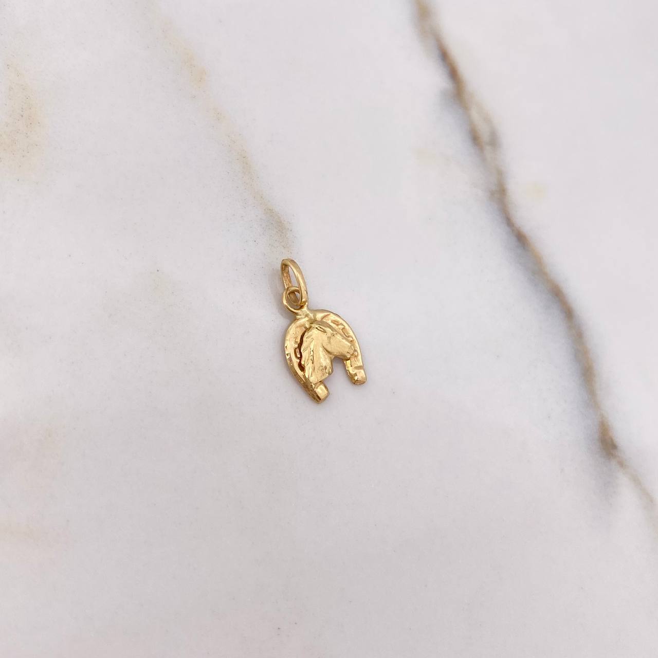 Dije Herradura Caballo 0.4gr / 1.3cm / Liso Oro Amarillo &