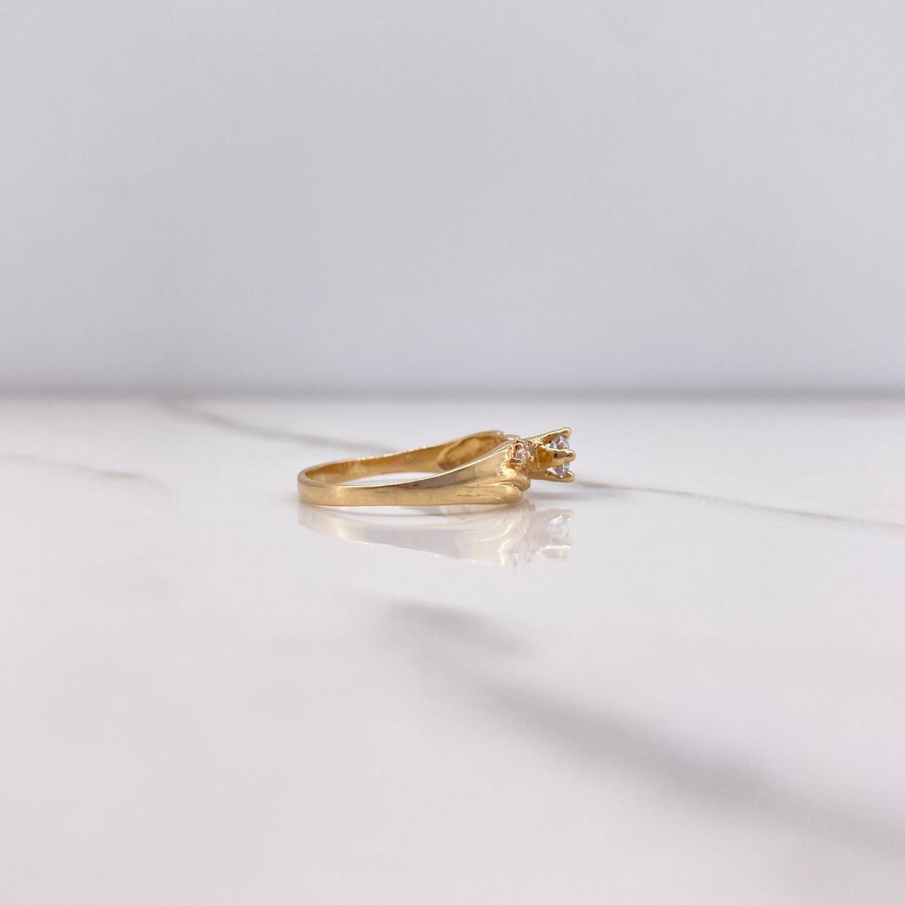 Anillo Solitario Olas 1.85gr / T6 1/2 / Circones Blancos Oro Amarillo $