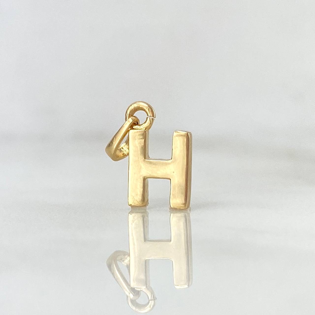 Dije Letra H Lisa 0.6gr / 1.4cm / Oro Amarillo