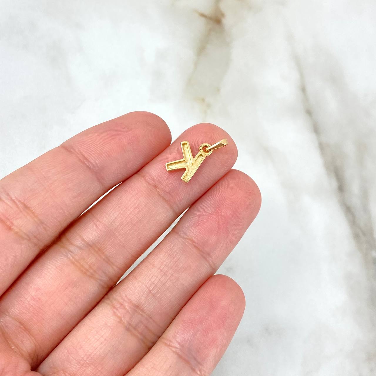 Dije Letra K Lisa 0.65gr / 1.4cm / Oro Amarillo