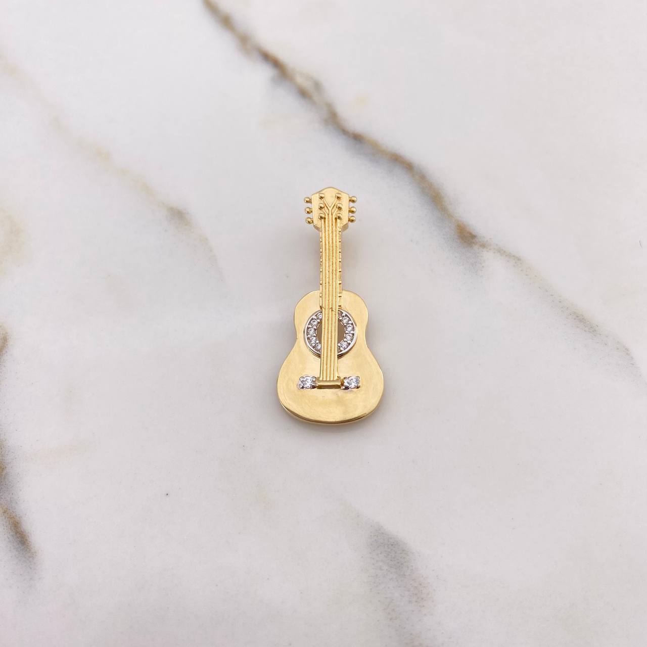 Dije Guitarra 3.5gr / 3.3cm / Circones Blancos Oro Amarillo $