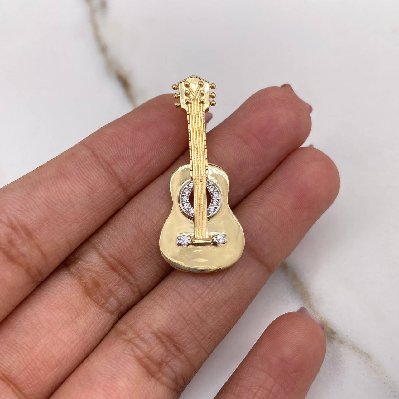 Dije Guitarra 3.5gr / 3.3cm / Circones Blancos Oro Amarillo $