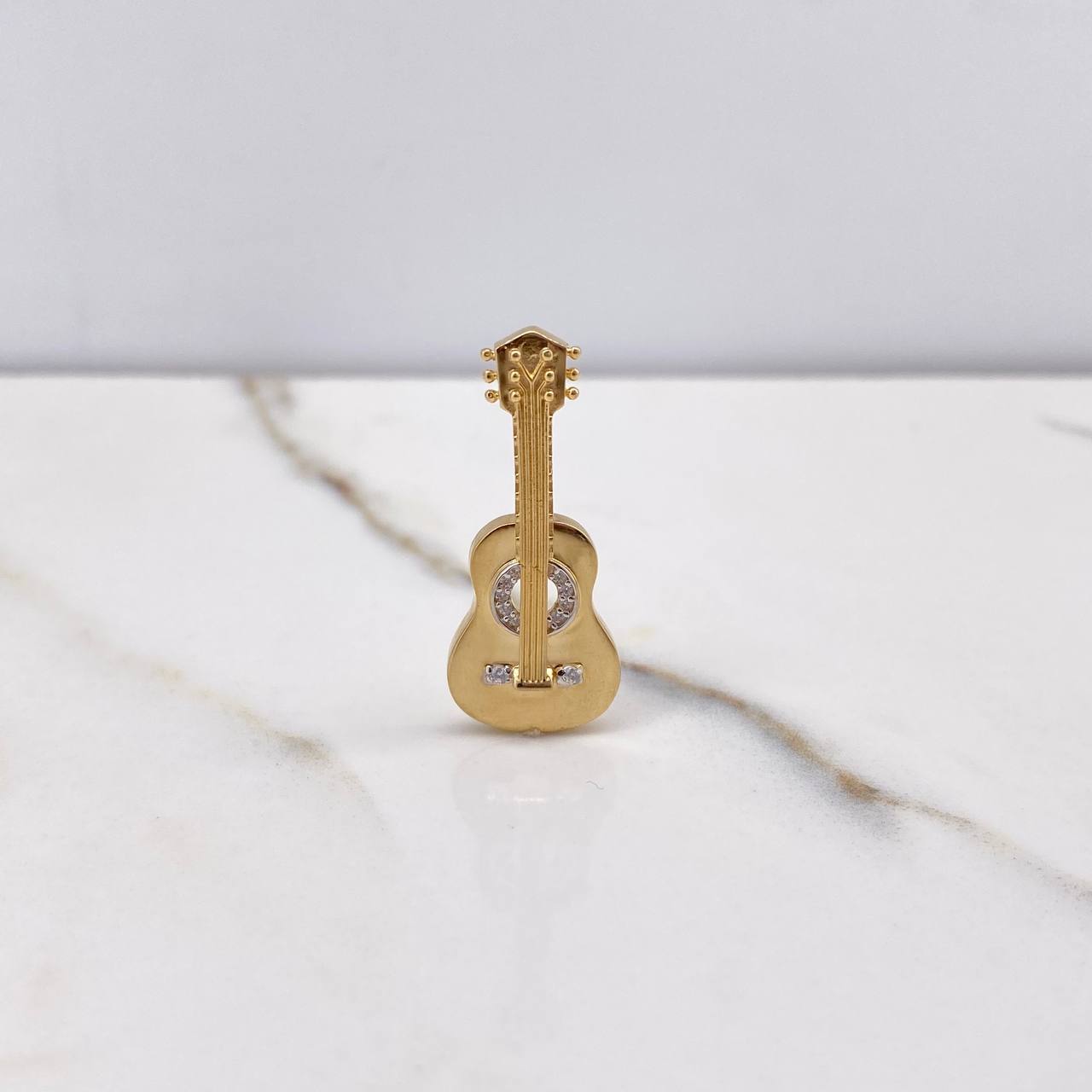 Dije Guitarra 3.5gr / 3.3cm / Circones Blancos Oro Amarillo $