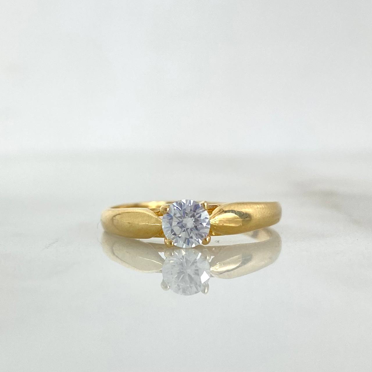 Anillo Solitario Liso abultado 2.5gr / T4 3/4 / Circones Blancos Oro Amarillo