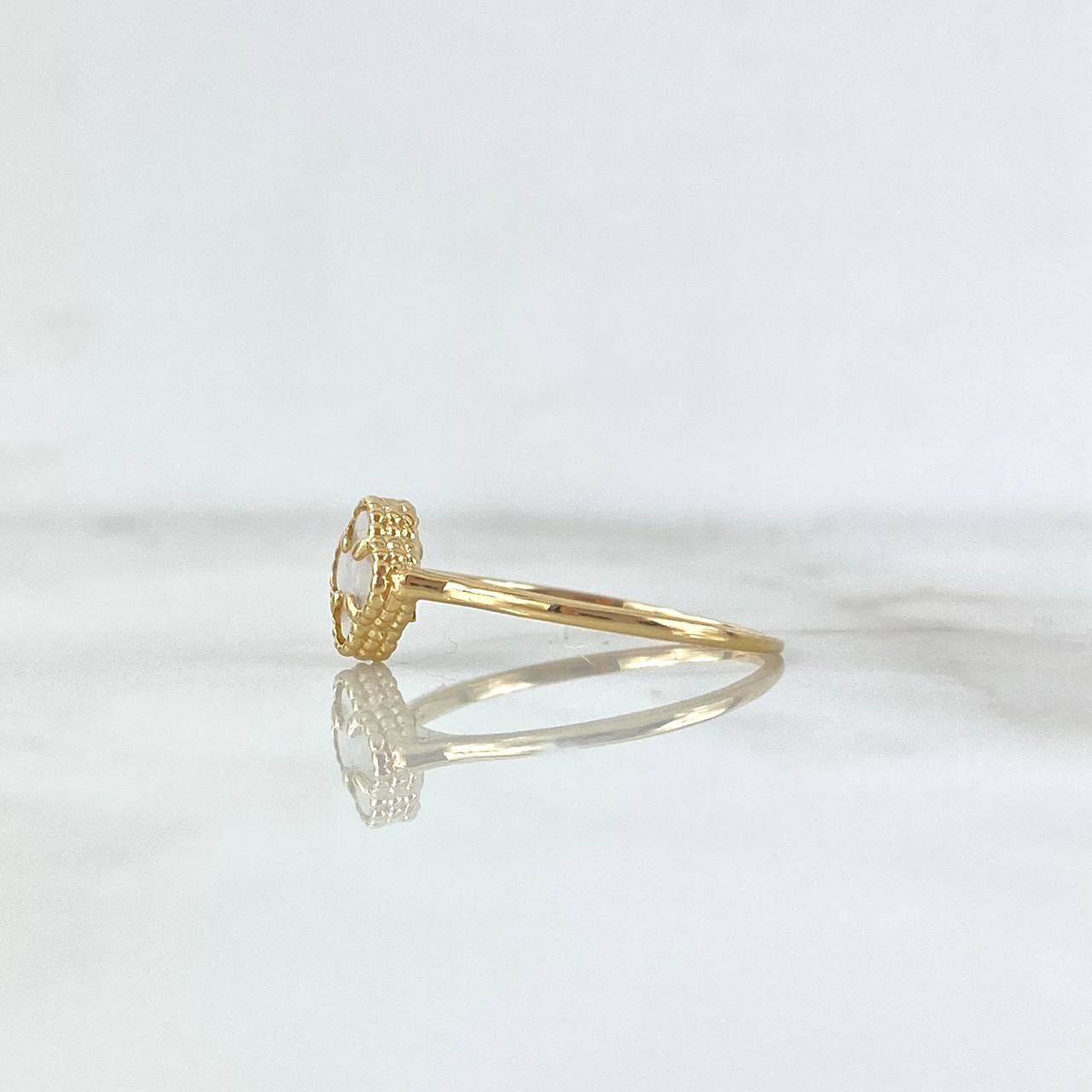 Anillo Trébol VCyA 1.4gr / T6 / Nacar Blanco Liso Oro Amarillo Nac.Esp.