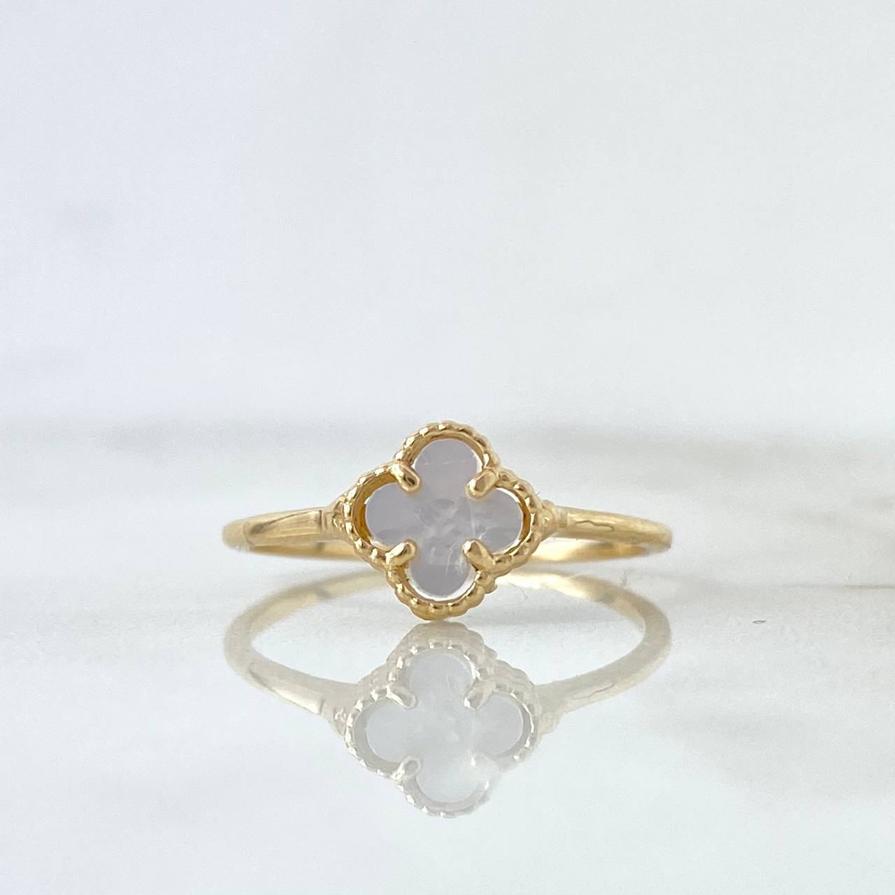 Anillo Trébol VCyA 1.4gr / T6 / Nacar Blanco Liso Oro Amarillo Nac.Esp.