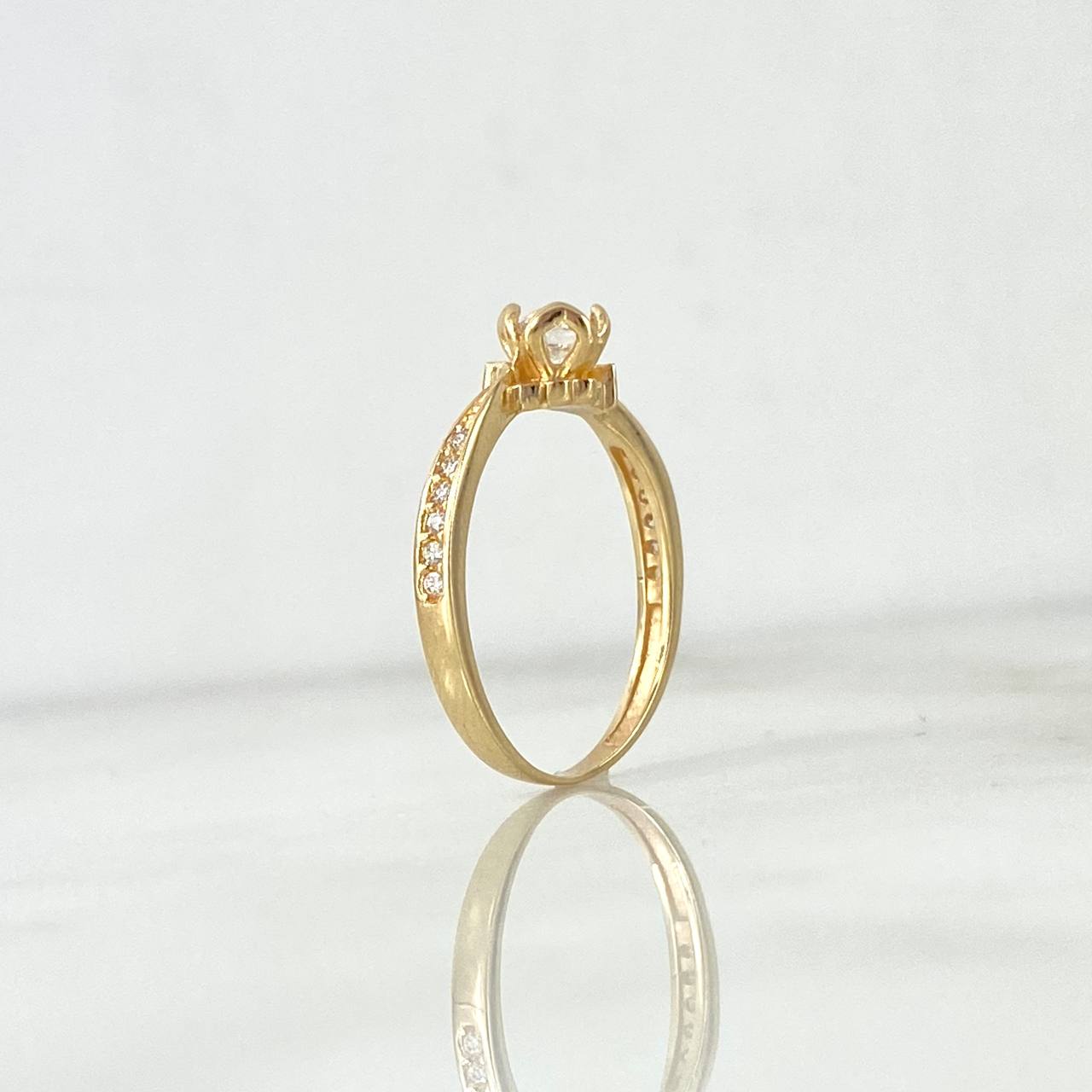 Anillo Solitario Garra Filigrana 1.8gr / T5 1/4 / Circones Blancos Oro Amarillo