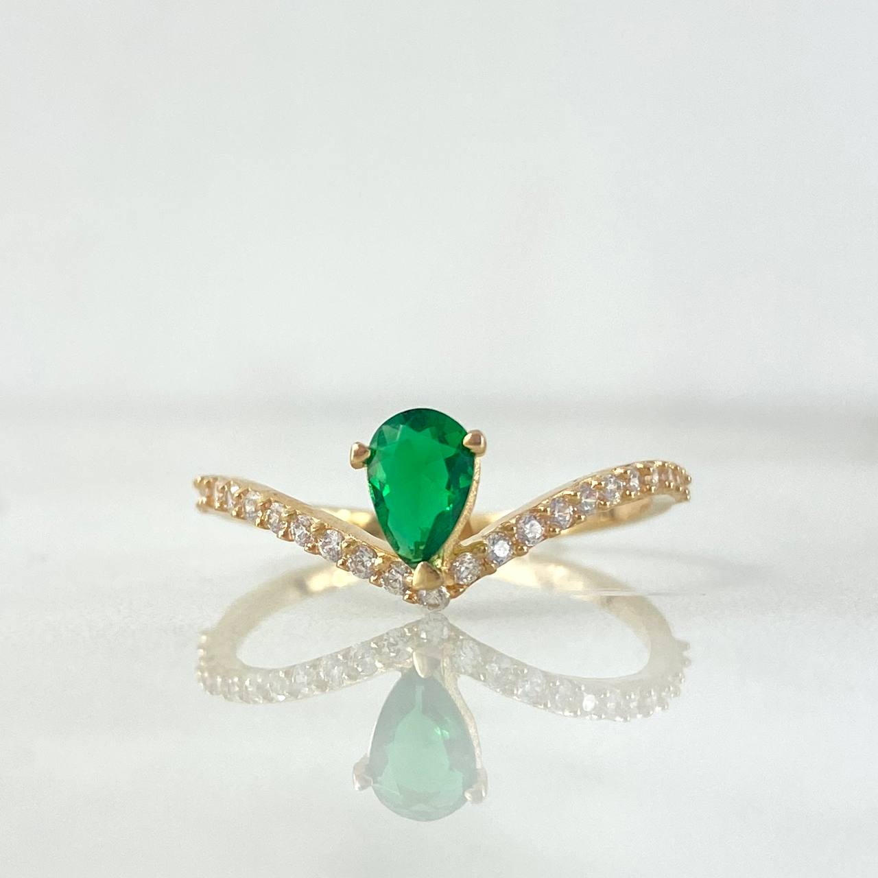 Anillo Tiara En V 1.4gr / T7 1/4 / Circones Blancos Verdes Oro Amarillo