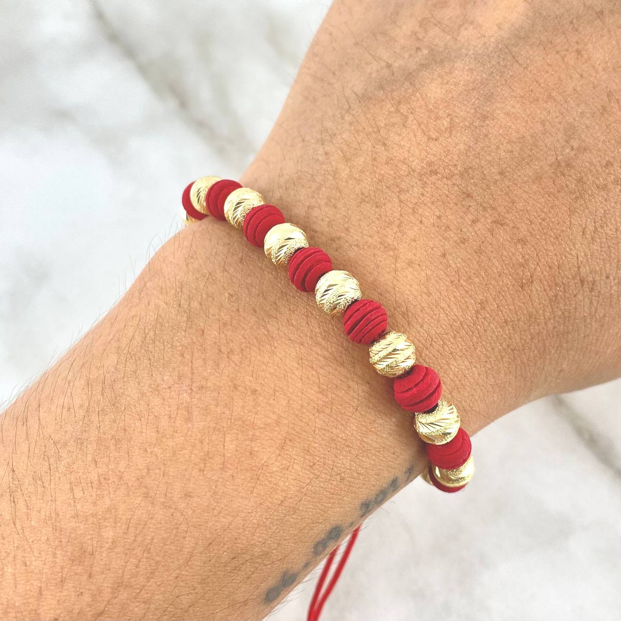 Pulsera Roja Intercalada 3.65gr / 6mm Bolas Satinadas 12 Und Neoprenos Rayados Oro Amarillo *