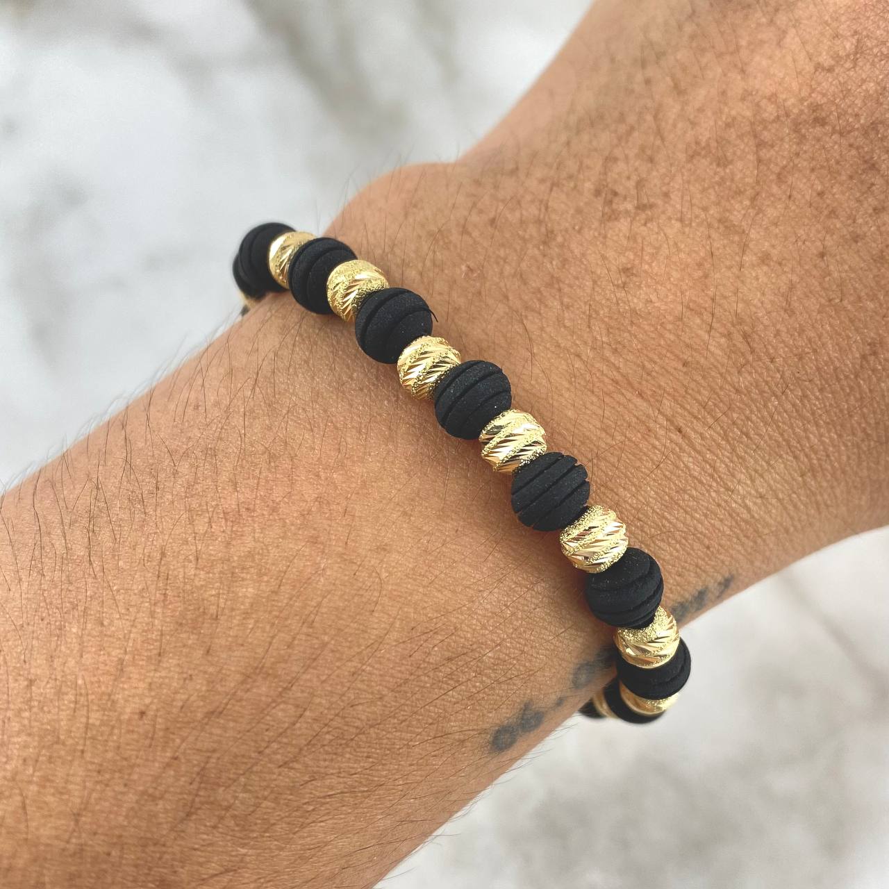 Pulsera Negra Intercalada 3.25gr / 6mm Bolas Satinadas 15 Und Neoprenos Rayados Oro Amarillo *