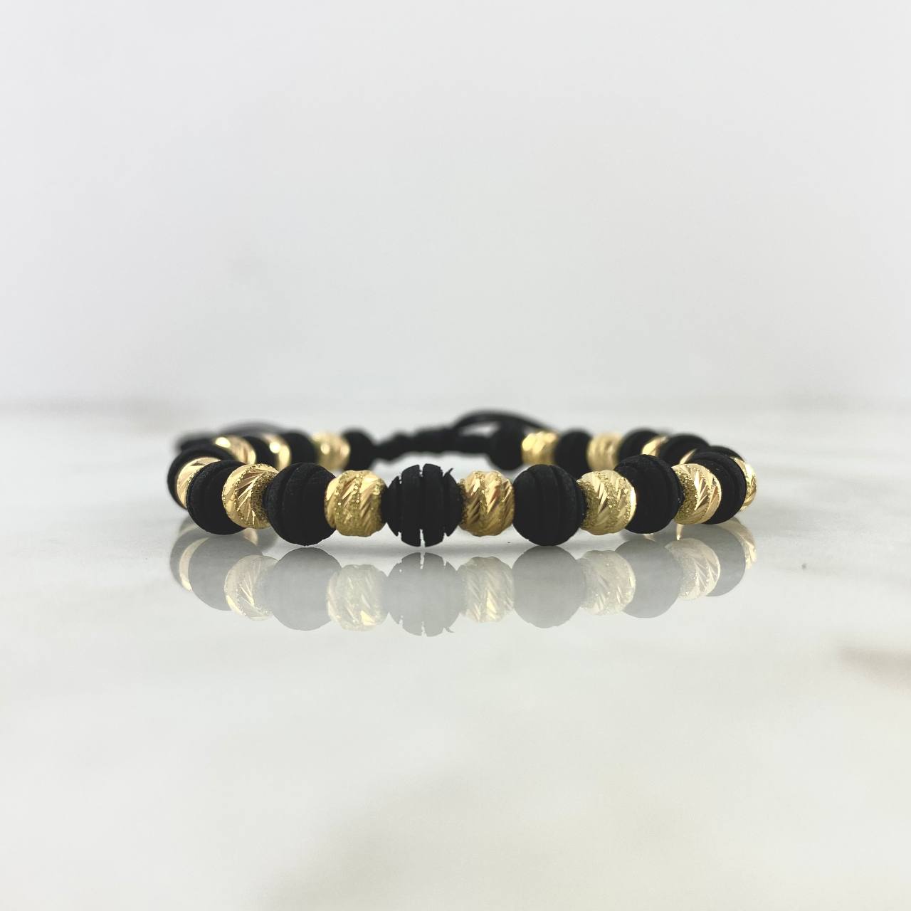 Pulsera Negra Intercalada 3.25gr / 6mm Bolas Satinadas 15 Und Neoprenos Rayados Oro Amarillo *