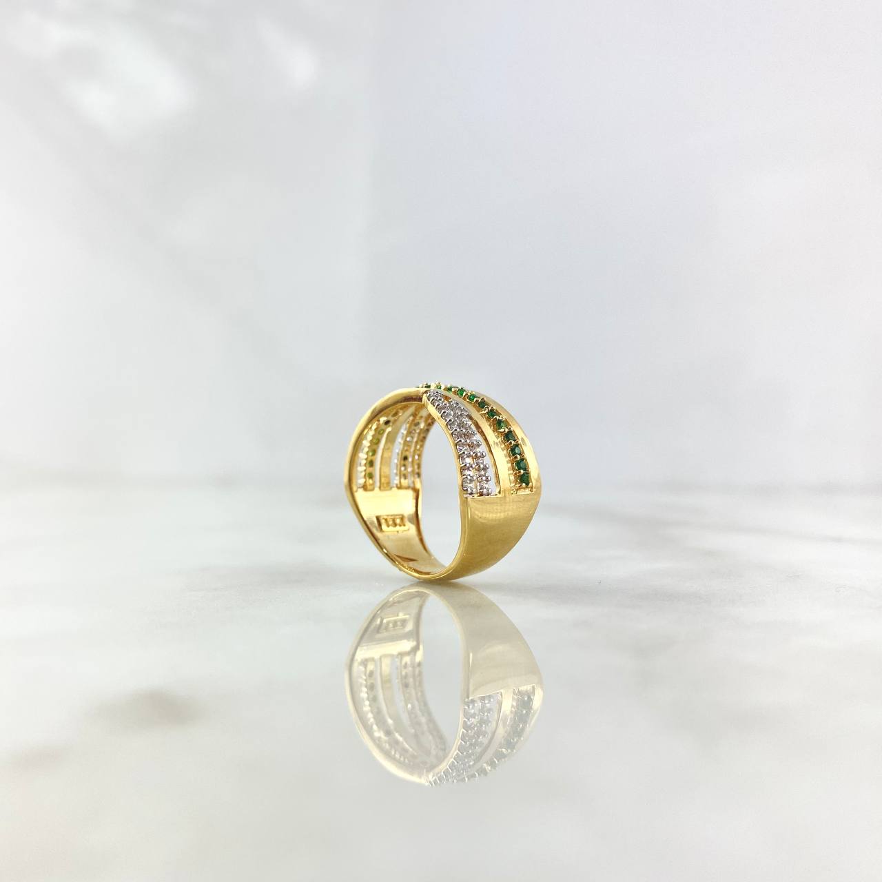 Anillo Lineas Cruzadas Curvas 5.15gr / T7 / Circones Blancos Y Verdes Oro Amarillo