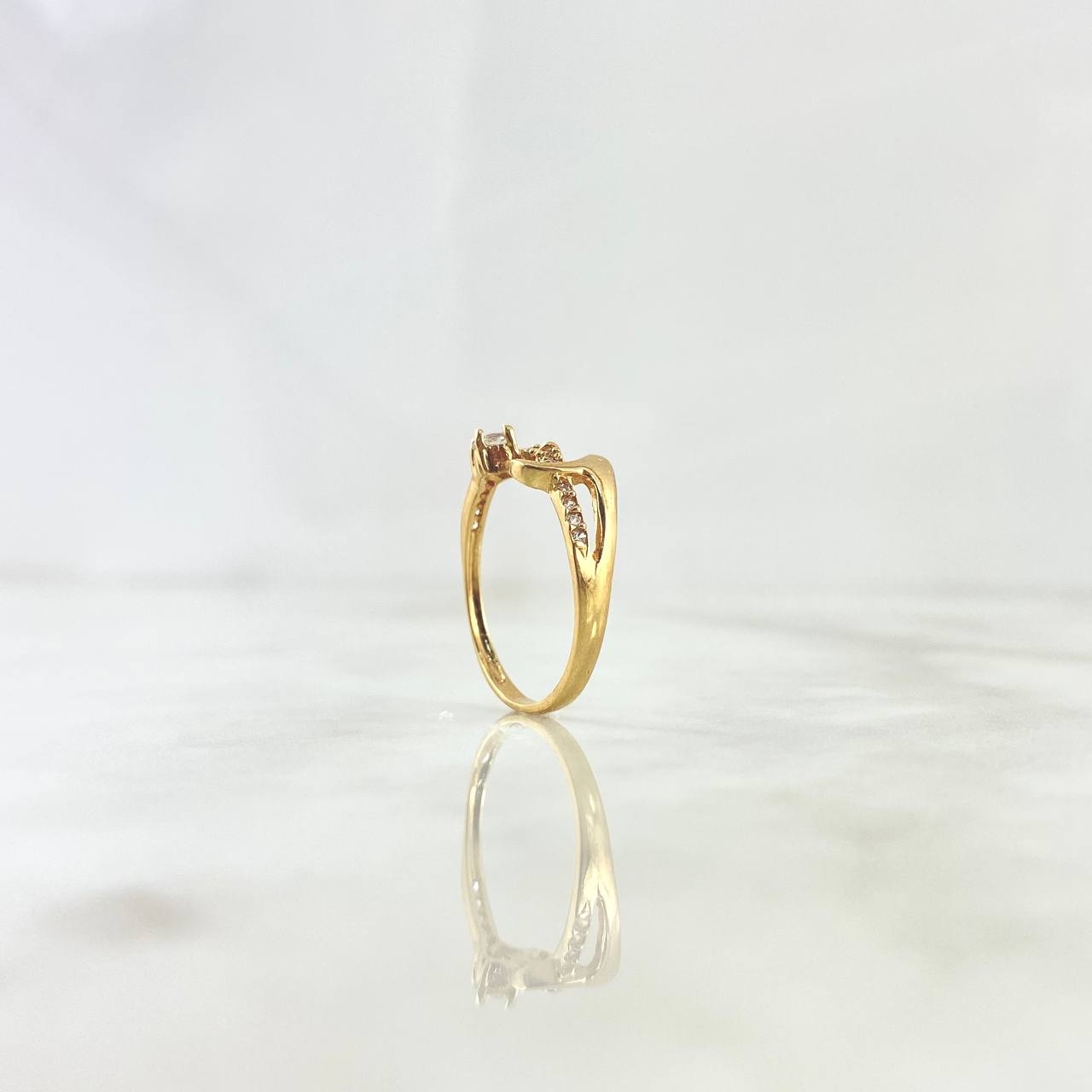 Anillo Solitario 1.9gr / T7 1/4 / Oleo Curvo Circones Blancos Oro Amarillo