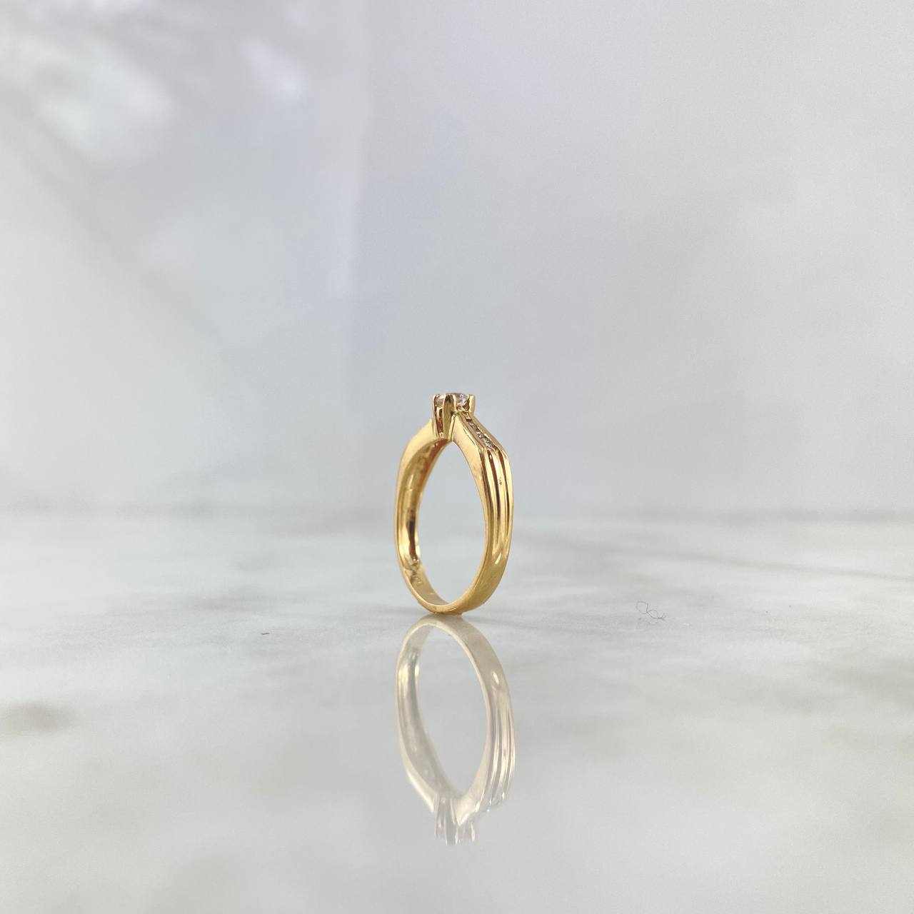 Anillo Solitario Churumbela Mitad Rayas 2.85gr / T6 / Circones Blancos Oro Amarillo ©