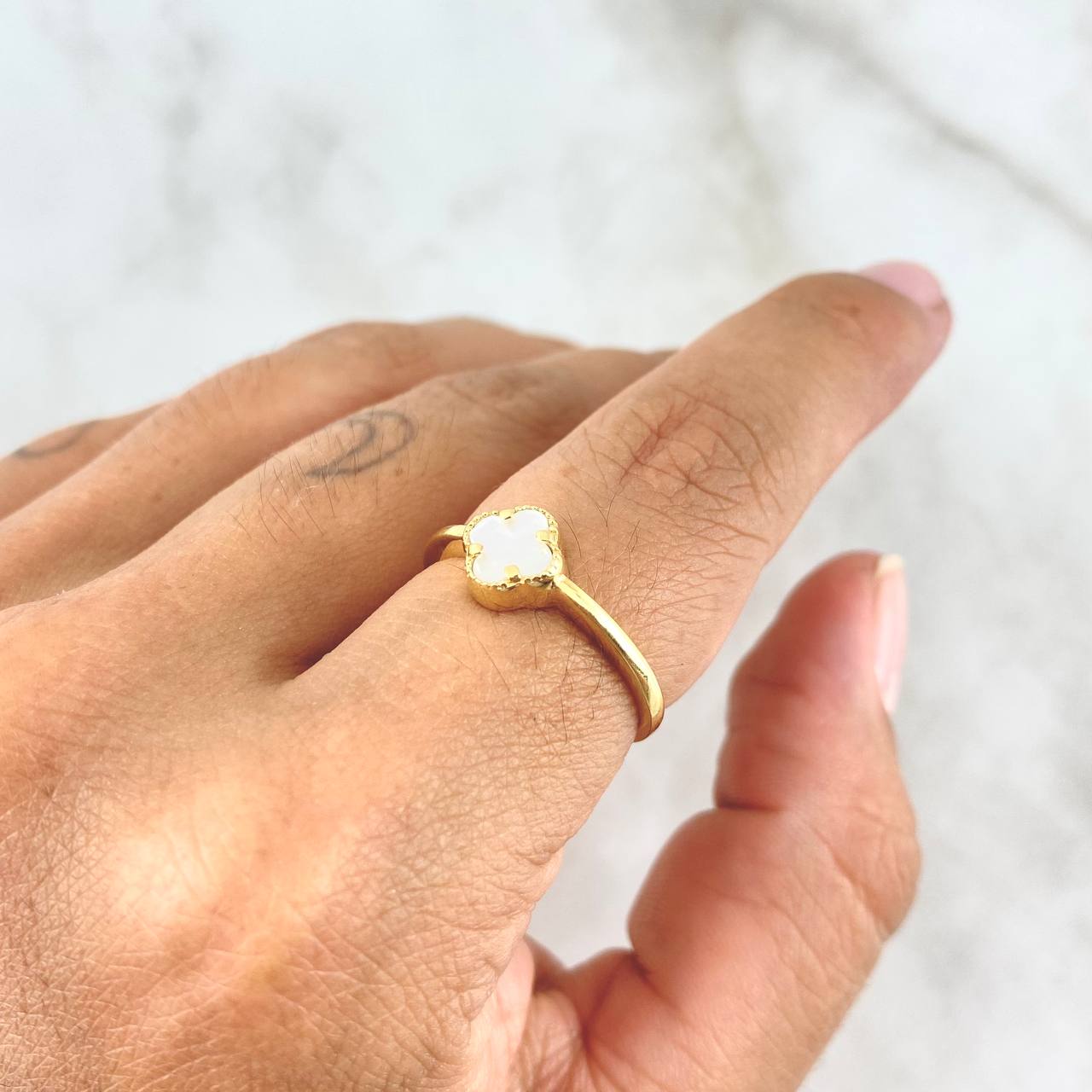 Anillo Trébol VCyA 1.9gr / T5 3/4 / 8mm Nacar Blanco Punteado Oro Amarillo +4 *