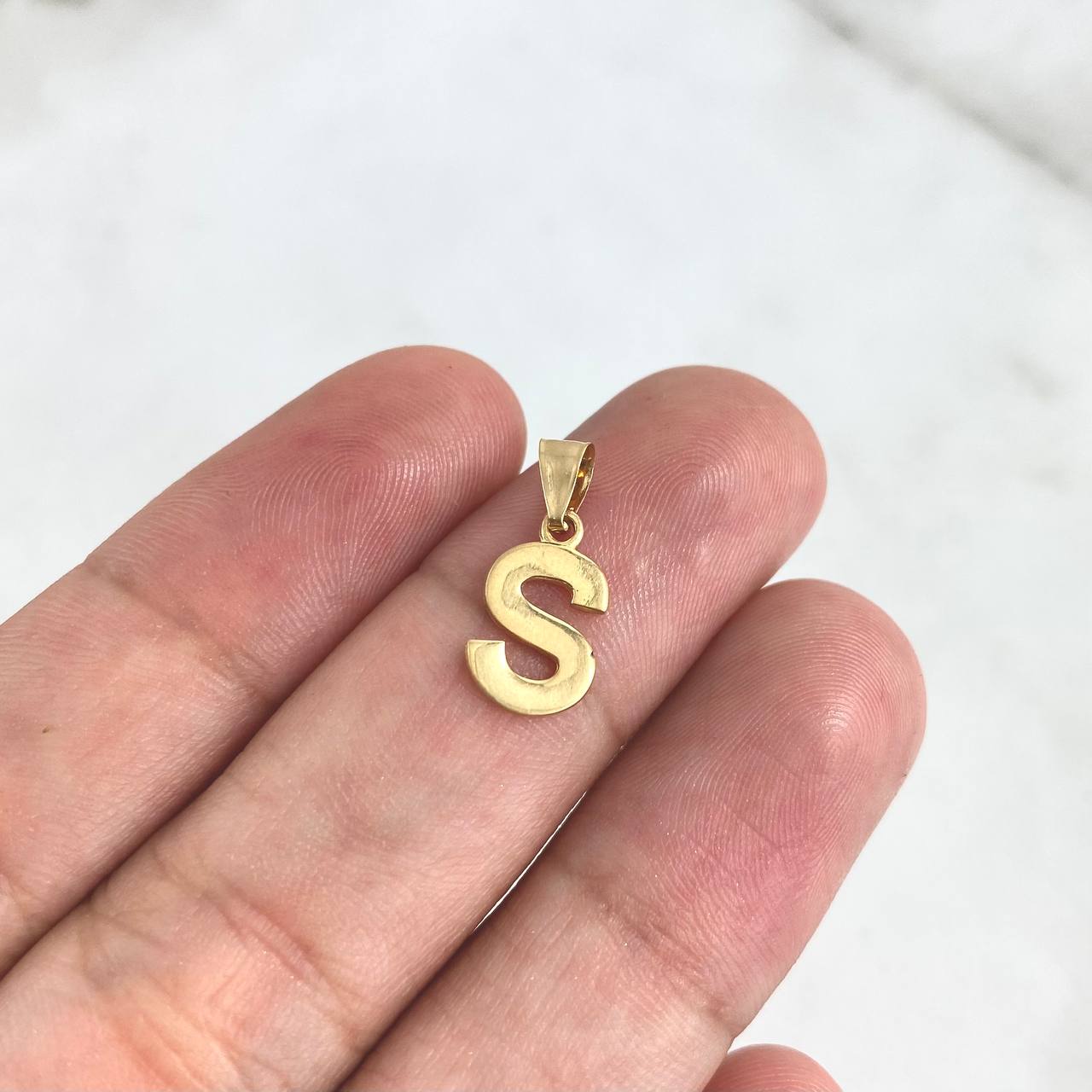 Dije Letra S 0.45gr / 1.5cm Liso Oro Amarillo