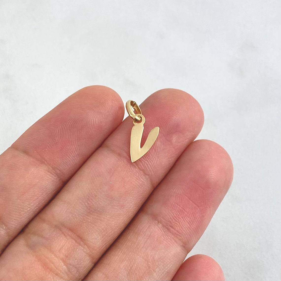 Dije Letra V Cursiva 0.45gr / 1.6cm / Lisa Oro Amarillo 18K