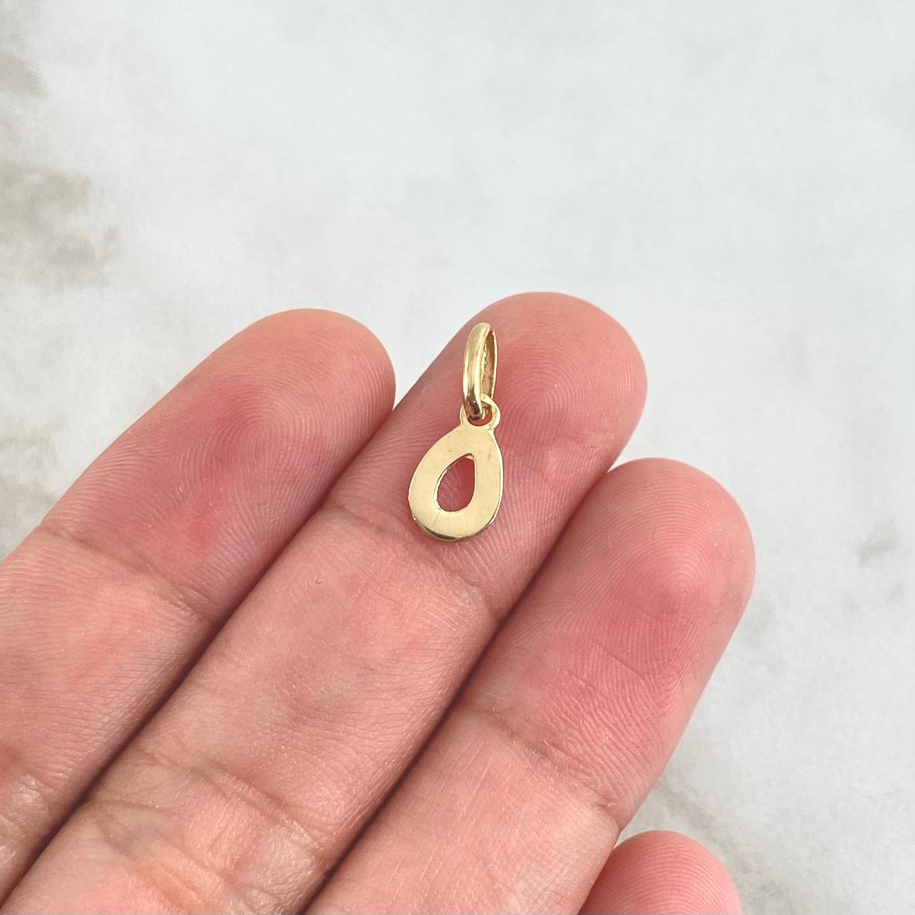 Dije Letra O Cursiva 0.4gr / 1.6cm / Lisa Oro Amarillo 18K