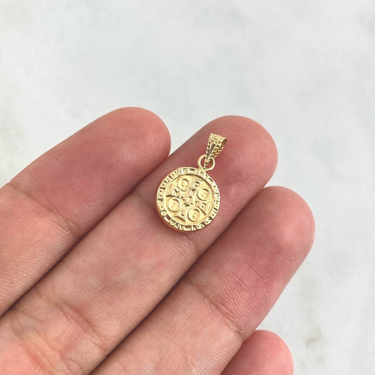 Dije San Benito 0.55gr / 1.7cm / Cargador Bordeado Oro Amarillo