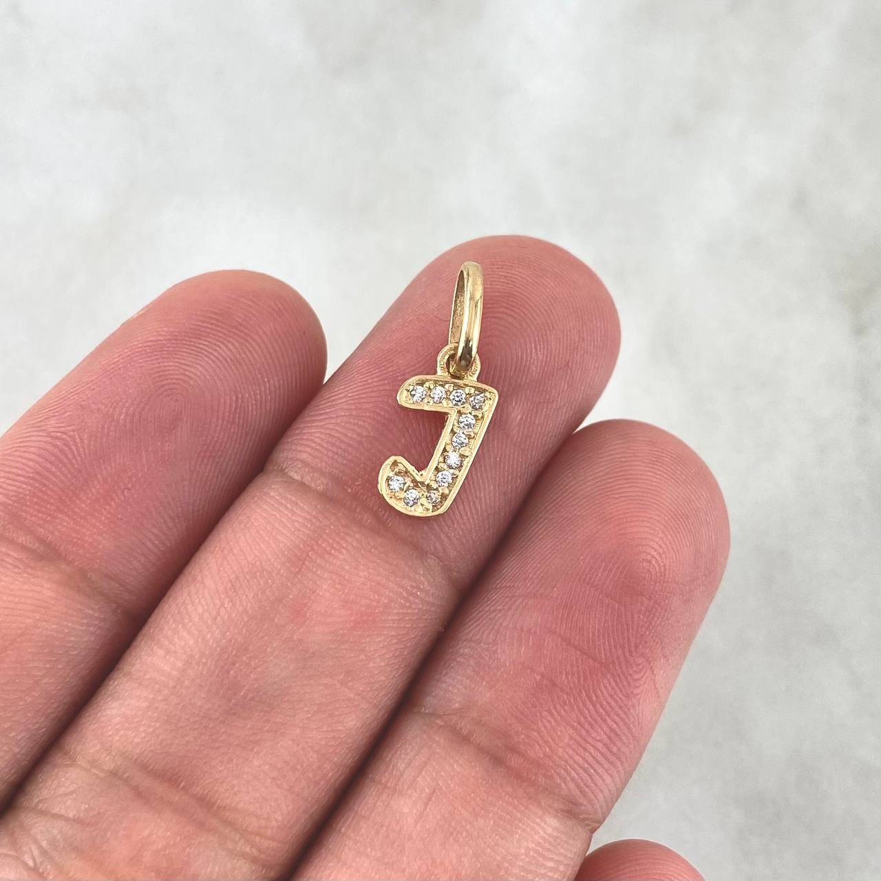 Dije Letra J Cursiva 0.6gr / 1.6cm / Circones Blancos Oro Amarillo