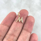 Dije Letra M Cursiva 0.65gr / 1.6cm / Circones Blancos Oro Amarillo 18K