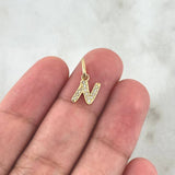 Dije Letra N Cursiva 0.55gr / 1.5cm / Circones Blancos Oro Amarillo 18K ©