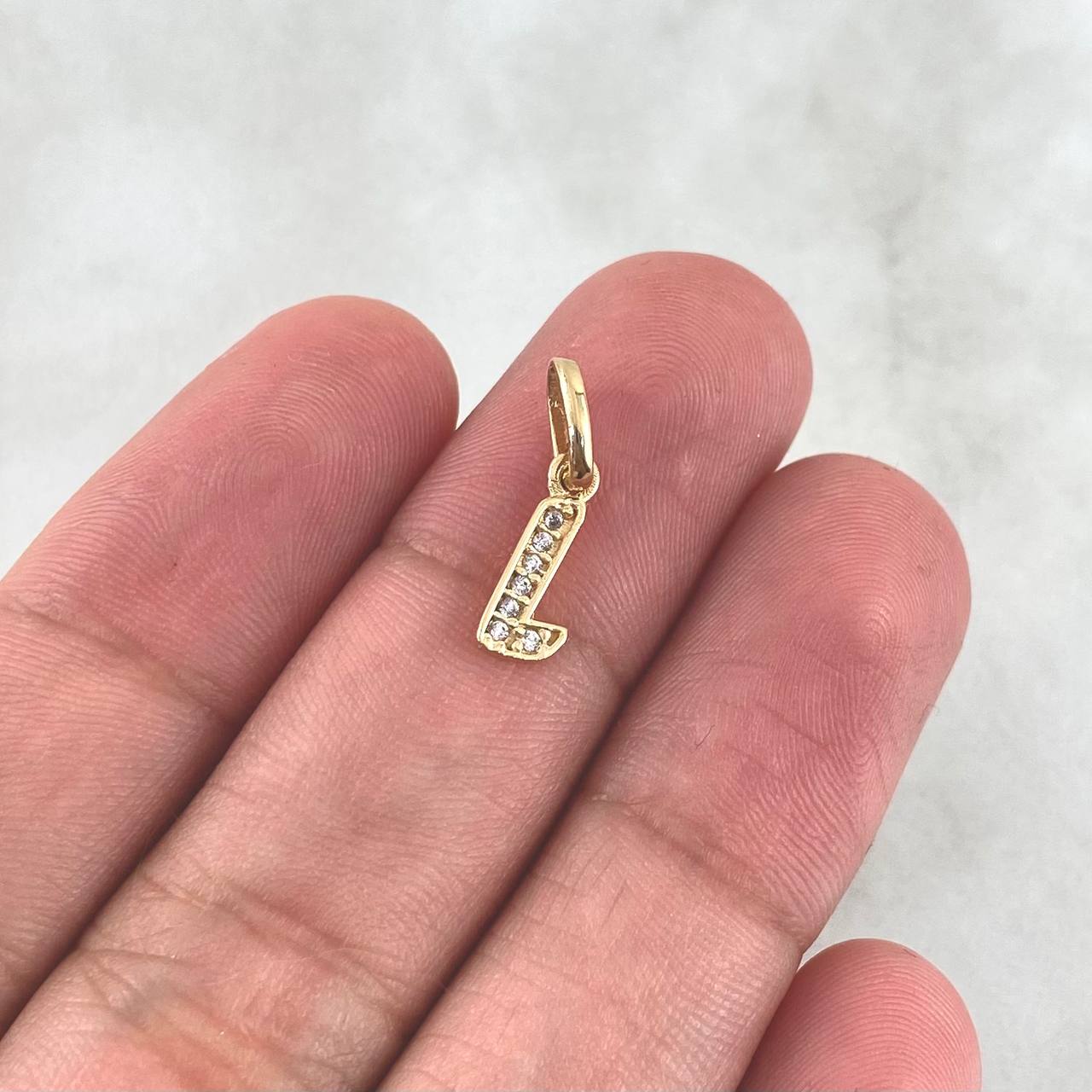 Dije Letra L Cursiva 0.5gr / 1.7cm / Circones Blancos Oro Amarillo 18K ©