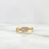 Anillo Solitario Seccionado 2.45gr / T5 3/4 / Circones Blancos Oro Amarillo