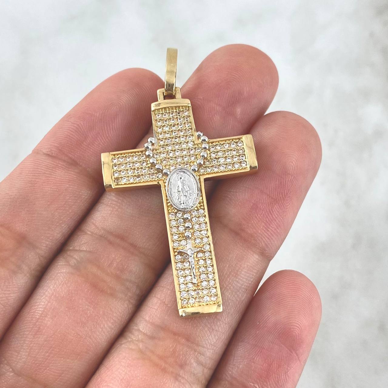 Dije Cruz Cristo 6.45gr / 4.8cm / Denario Circones Blancos Dos Oros Amarillo Blanco