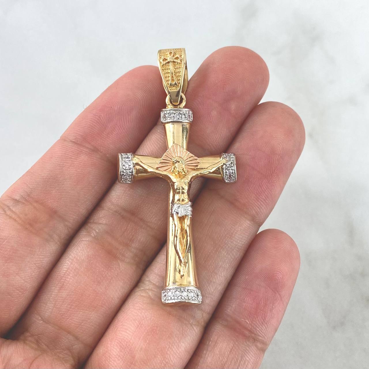 Dije Cruz Cristo 7.35gr / 5cm / Rombo Diamantado Circones Blancos Tres Oros