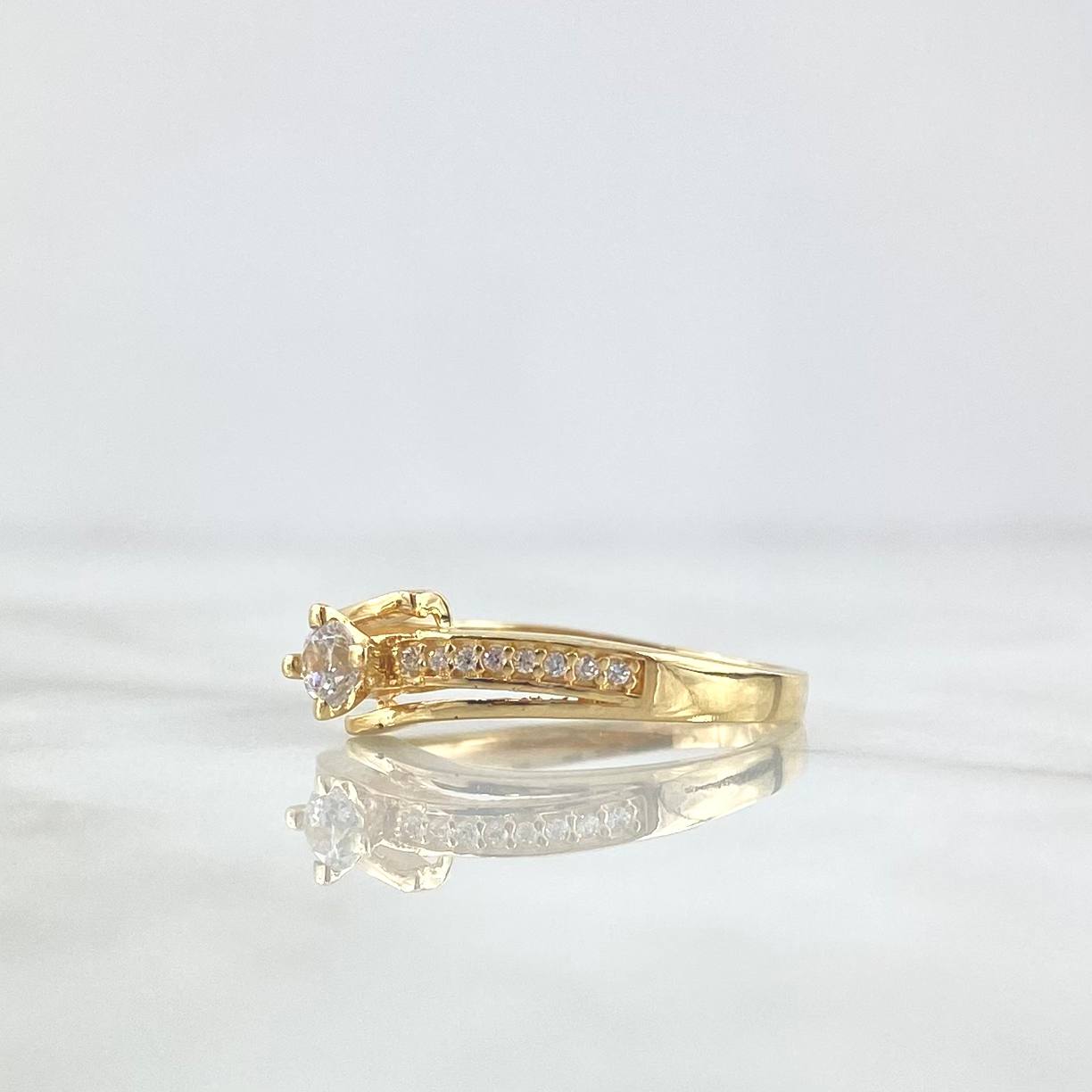 Anillo Solitario Lineas Paralelas 2.8gr / T9 / Circones Blancos Oro Amarillo