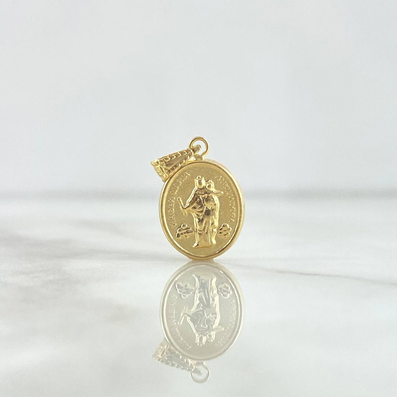 Dije Virgen Maria Auxiliadora 0.75gr / 2.1cm / Cargador Bordeado Oro Amarillo