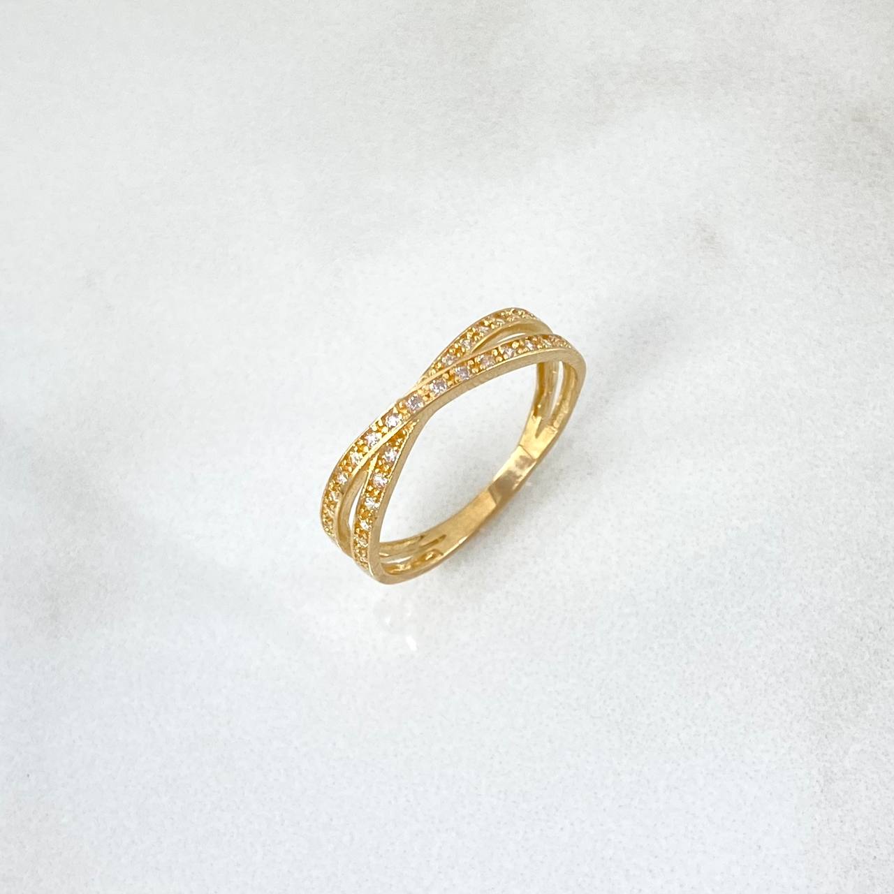 Anillo Lineas Cruzadas 1.85gr / T6 1/2 / Circones Blancos Oro Amarillo ©