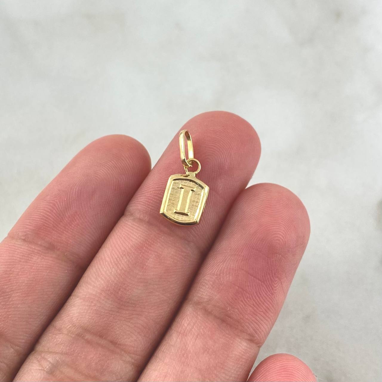 Dije Marco Letra I 0.4gr / 1.6cm / Troquelado Oro Amarillo 18K