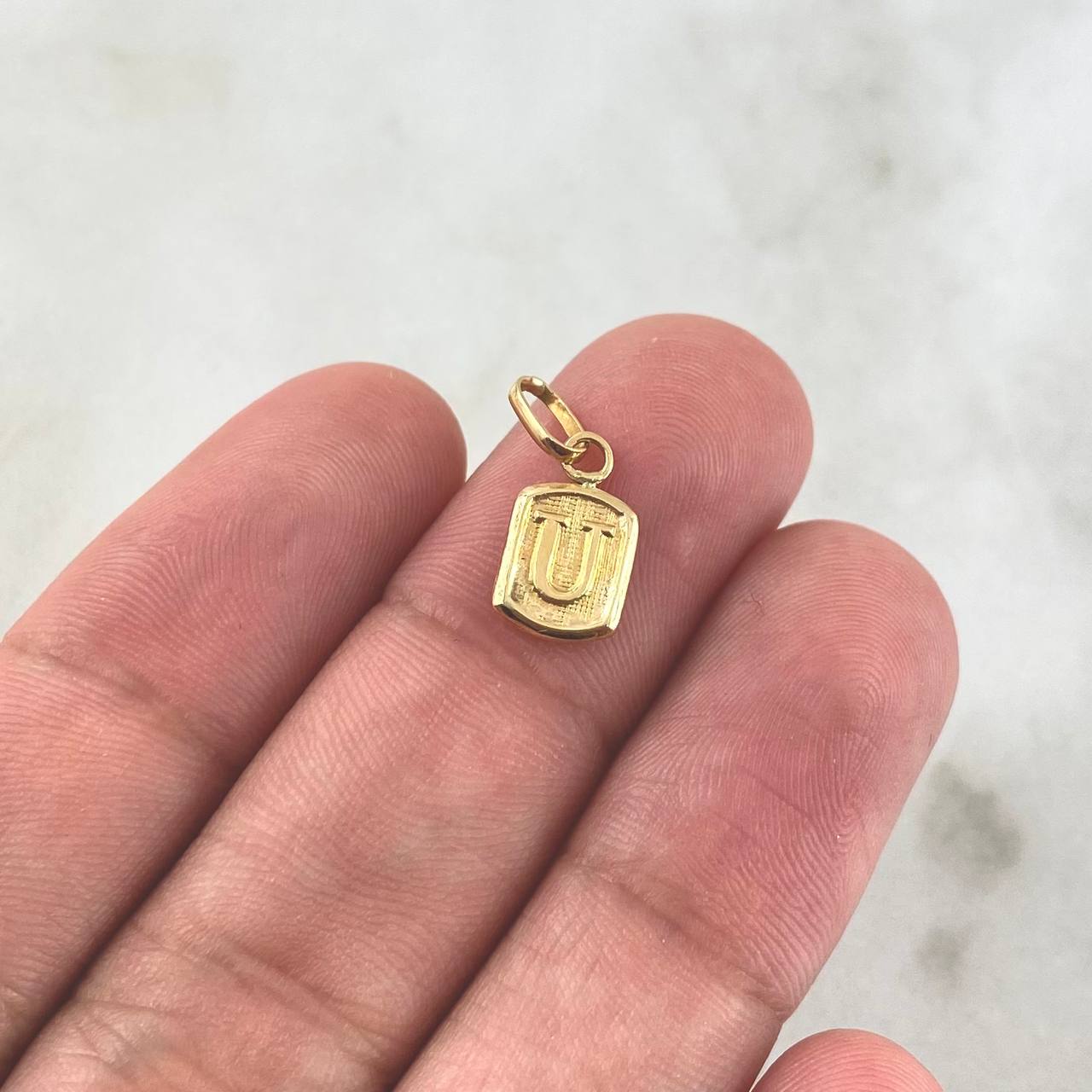 Dije Marco Letra U 0.3gr / 1.6cm / Oro Amarillo