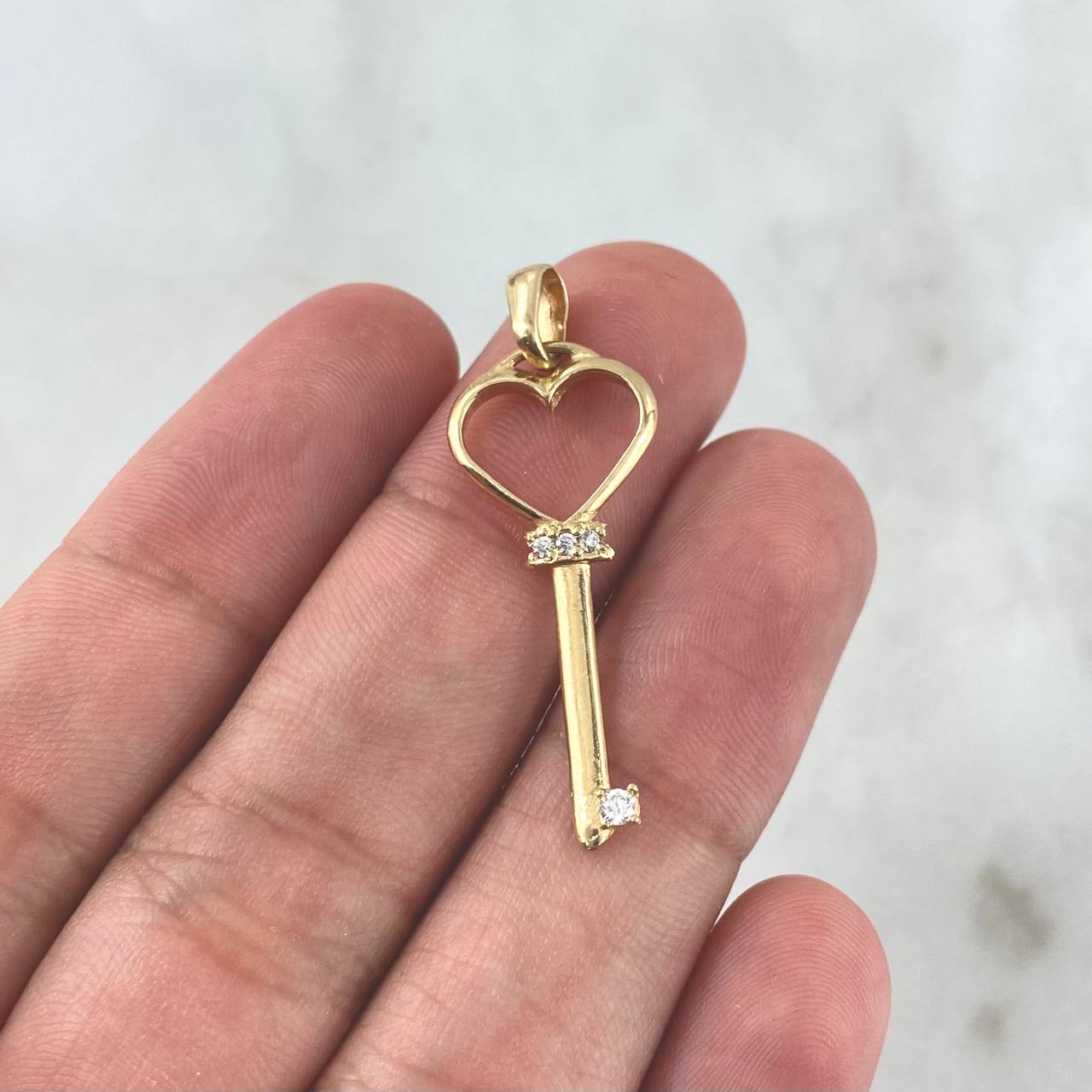 Dije Llave De Corazón 1.4gr / 3.5cm / Circones Blancos Oro Amarillo