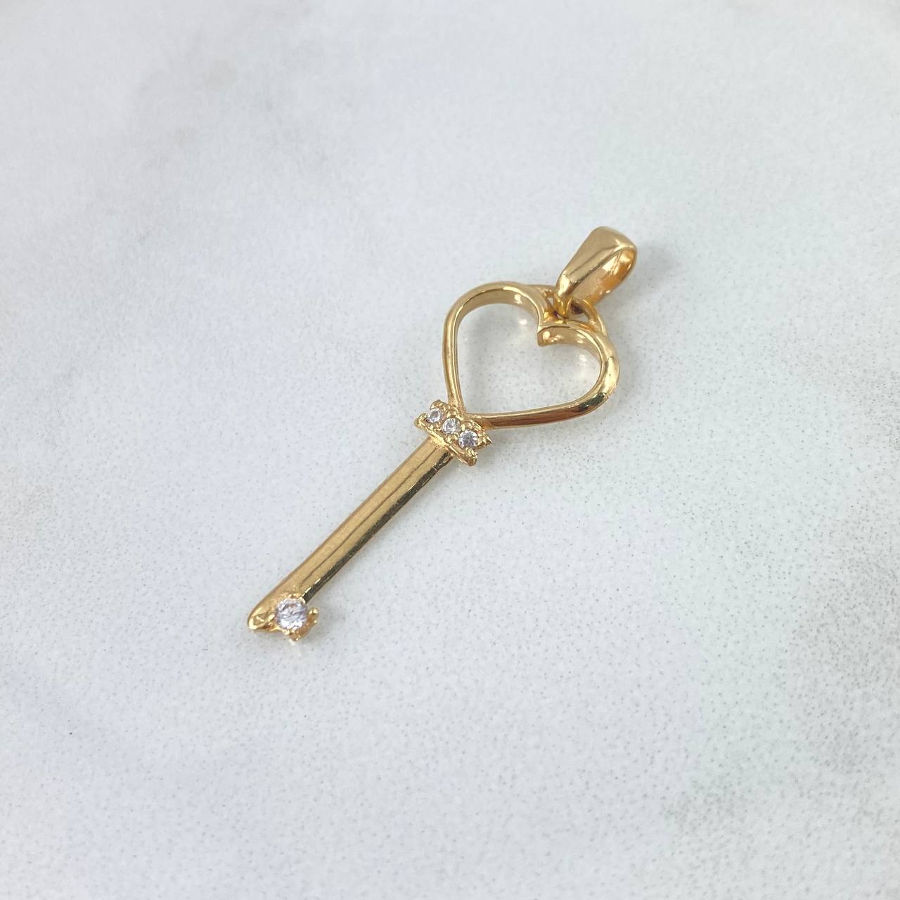 Dije Llave De Corazón 1.4gr / 3.5cm / Circones Blancos Oro Amarillo