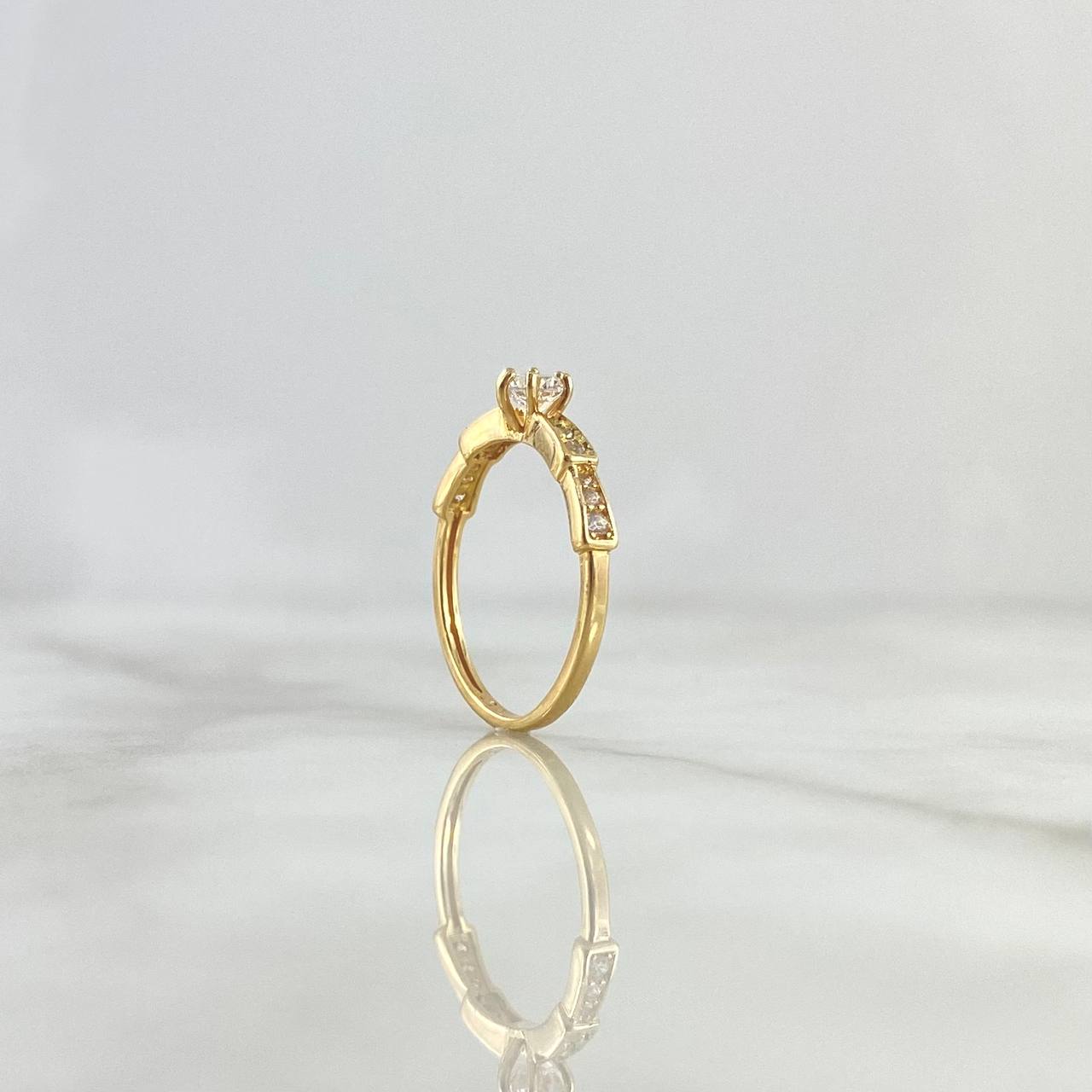 Anillo Solitario Escalonado 1.65gr / T5 1/4 / Circones Blancos Oro Amarillo