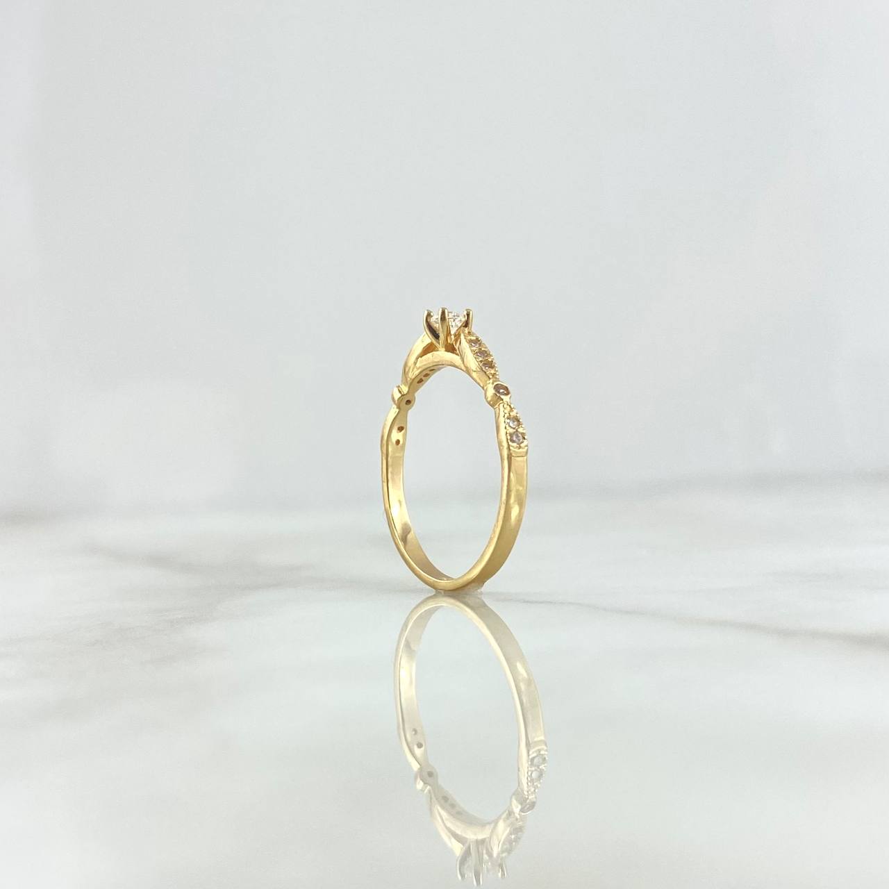 Anillo Solitario Ojos Infinitos Seccionados 2.05gr / T5 1/2 / Circones Blancos Oro Amarillo