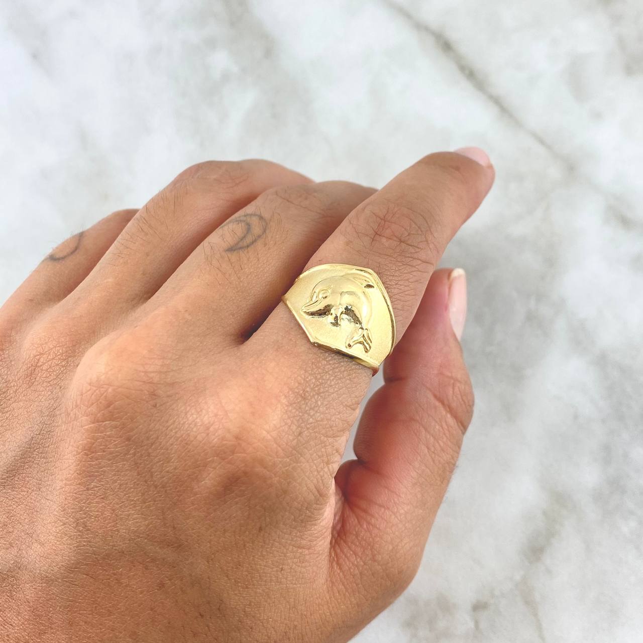 Anillo Sello Delfin 2.25gr / T8 1/4 / Mate Oro Amarillo 18K *