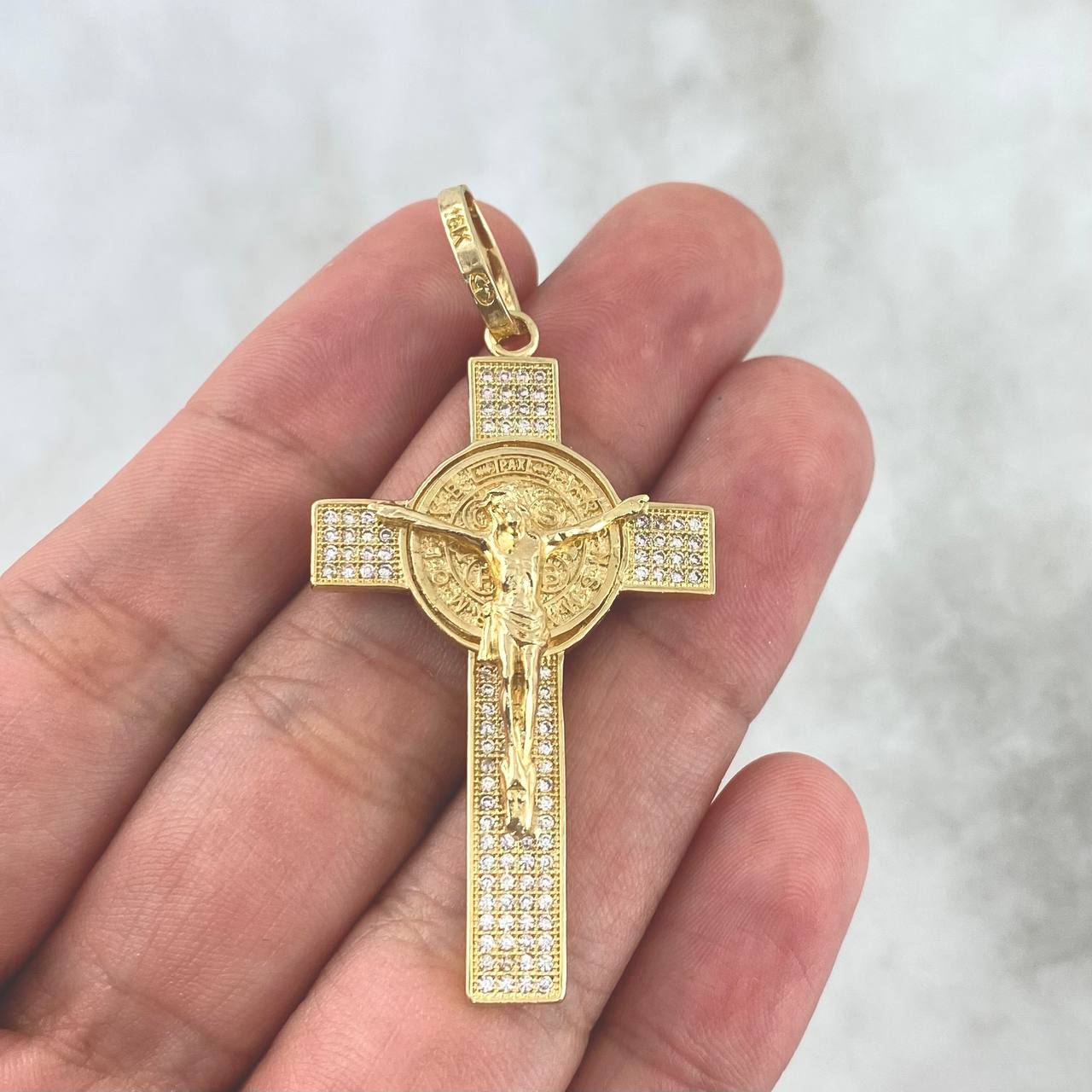 Dije Cruz Cristo 6.8gr / 5.5cm / San Benito Circones Blancos Oro Amarillo