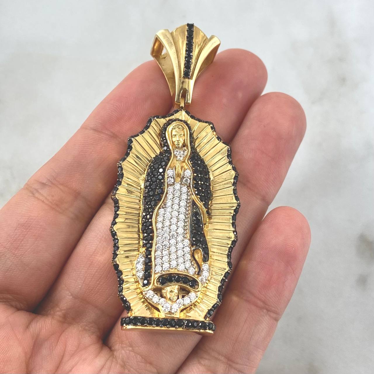 Dije Virgen Guadalupe Silueta 28.15gr / 6.5cm / Circones Blancos Y Negros Oro Amarillo