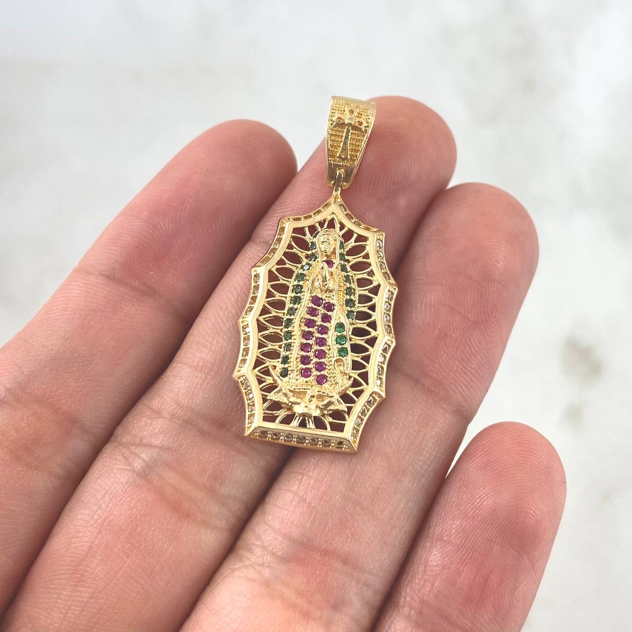 Dije Virgen Guadalupe Filigrana 4.55gr / 3.7cm / Circones Blancos Verdes Fucsias Oro Amarillo 18K