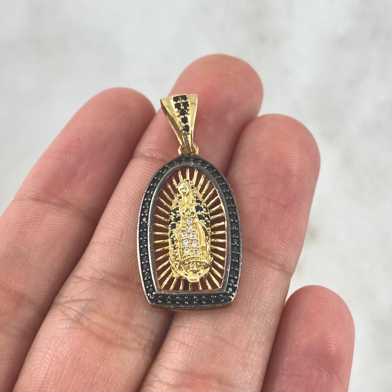 Dije Virgen Guadalupe Marco 3.7gr / 3.2cm / Circones Blancos - Negros Oro Amarillo